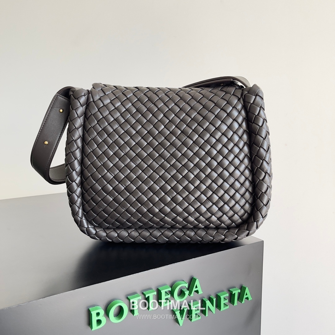 Bottega Veneta Small Cabat Intrecciato Woven Leather Shoulder Bag 보테가베네타 스몰 카바 인트레치아토 위빙 레더 숄더백 26cm 3