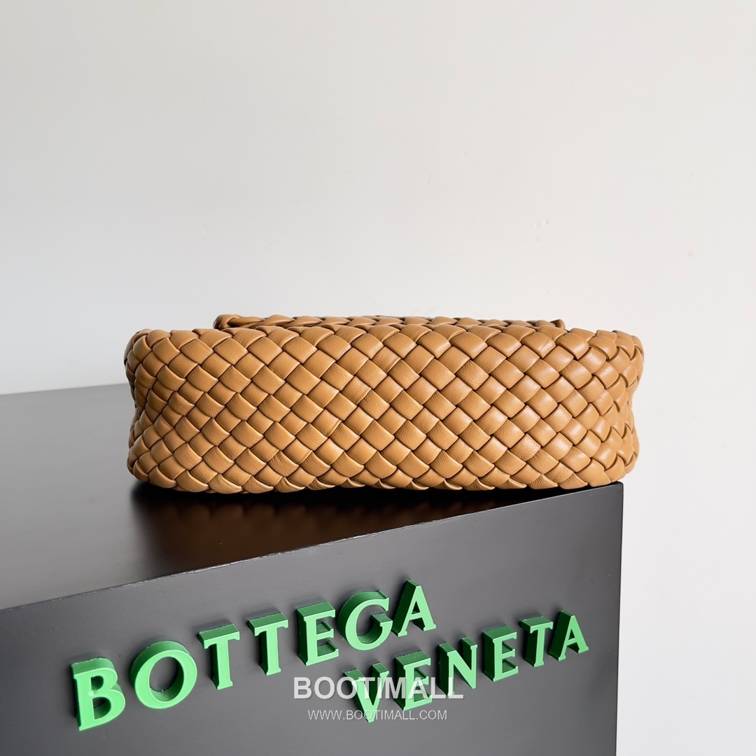 Bottega Veneta Small Cabat Intrecciato Woven Leather Shoulder Bag 보테가베네타 스몰 카바 인트레치아토 위빙 레더 숄더백 26cm 3