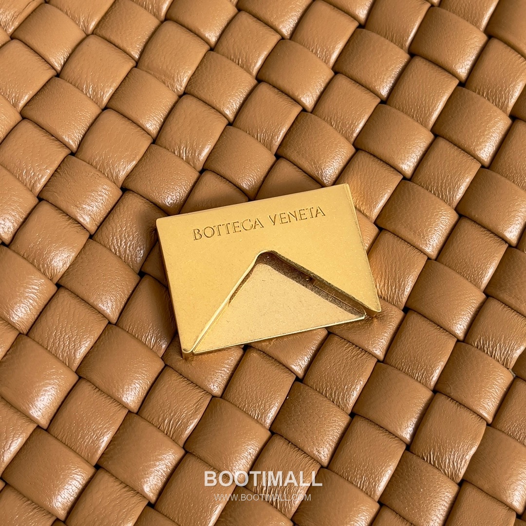 Bottega Veneta Small Cabat Intrecciato Woven Leather Shoulder Bag 보테가베네타 스몰 카바 인트레치아토 위빙 레더 숄더백 26cm 5