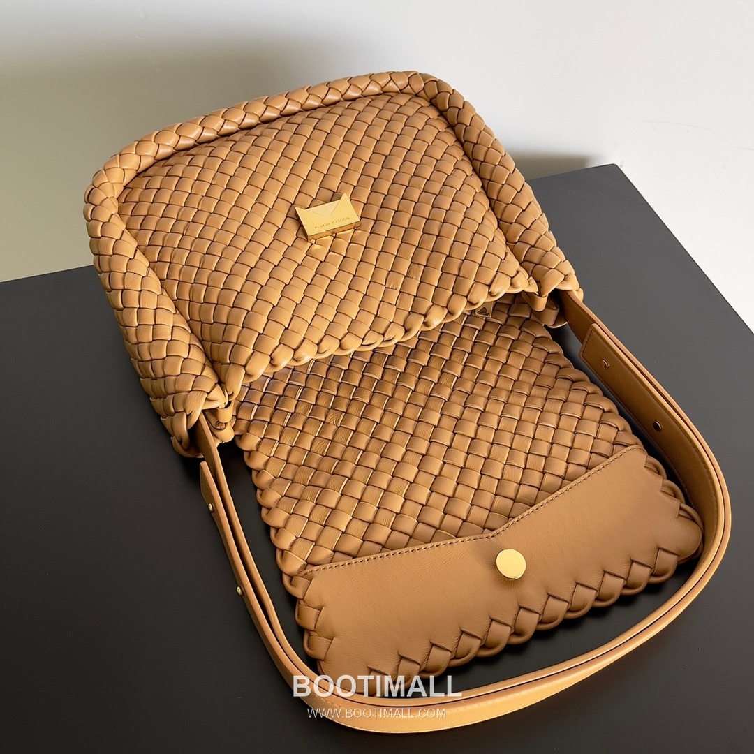 Bottega Veneta Small Cabat Intrecciato Woven Leather Shoulder Bag 보테가베네타 스몰 카바 인트레치아토 위빙 레더 숄더백 26cm 6