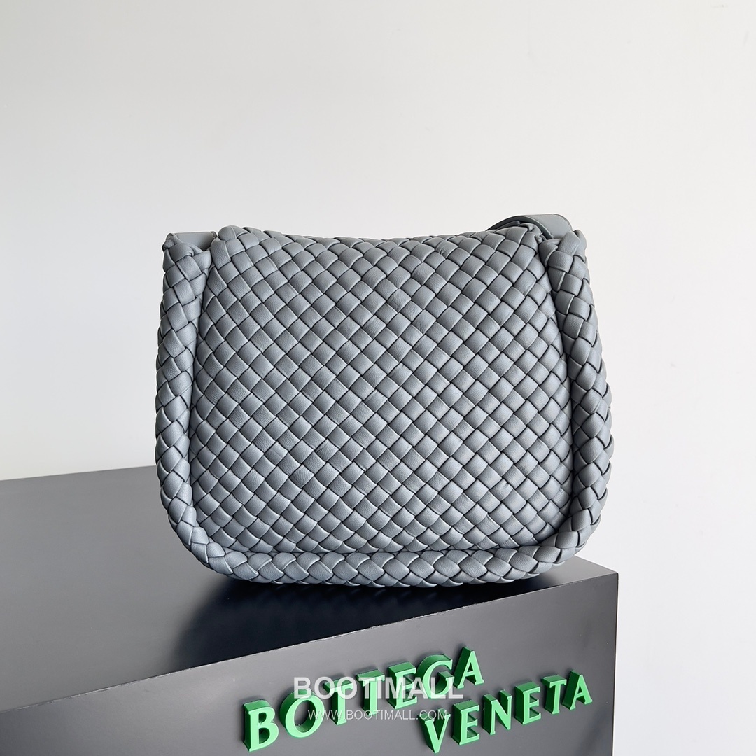 Bottega Veneta Small Cabat Intrecciato Woven Leather Shoulder Bag 보테가베네타 스몰 카바 인트레치아토 위빙 레더 숄더백 26cm 3