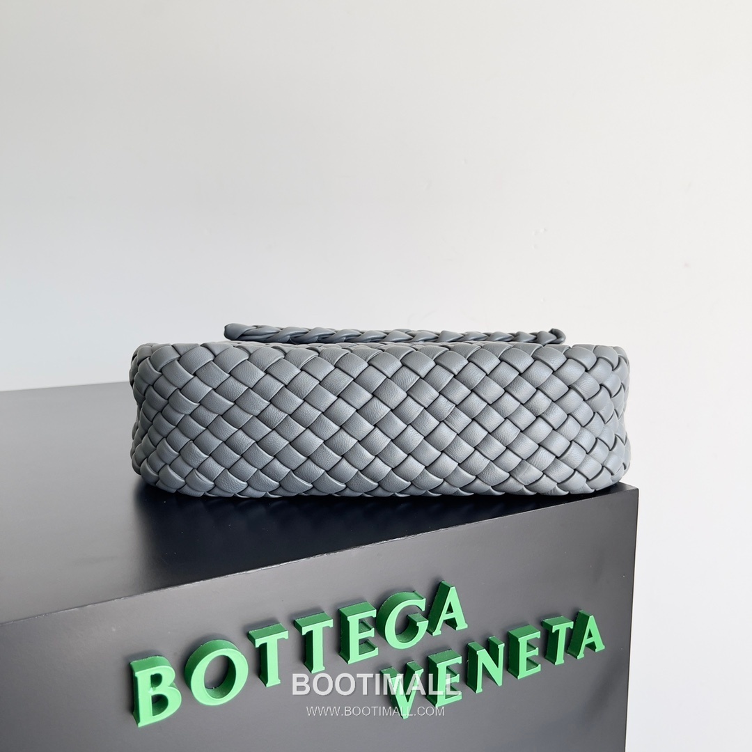 Bottega Veneta Small Cabat Intrecciato Woven Leather Shoulder Bag 보테가베네타 스몰 카바 인트레치아토 위빙 레더 숄더백 26cm 4