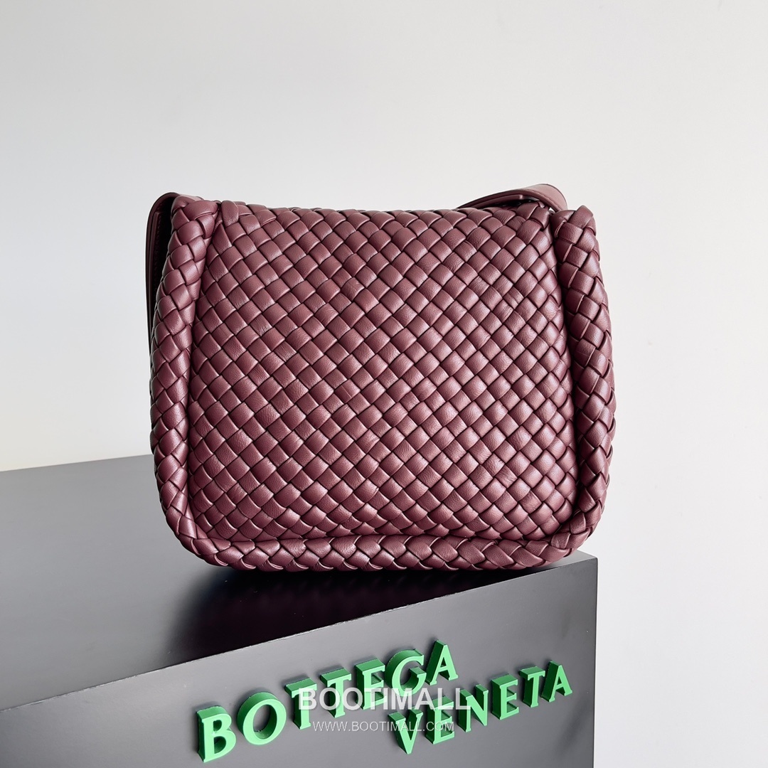 Bottega Veneta Small Cabat Intrecciato Woven Leather Shoulder Bag 보테가베네타 스몰 카바 인트레치아토 위빙 레더 숄더백 26cm 1