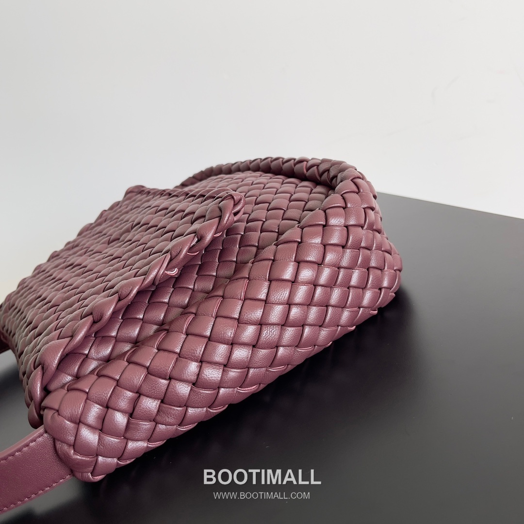 Bottega Veneta Small Cabat Intrecciato Woven Leather Shoulder Bag 보테가베네타 스몰 카바 인트레치아토 위빙 레더 숄더백 26cm 4