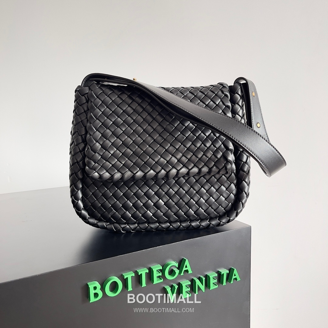 Bottega Veneta Small Cabat Intrecciato Woven Leather Shoulder Bag 보테가베네타 스몰 카바 인트레치아토 위빙 레더 숄더백 26cm 1