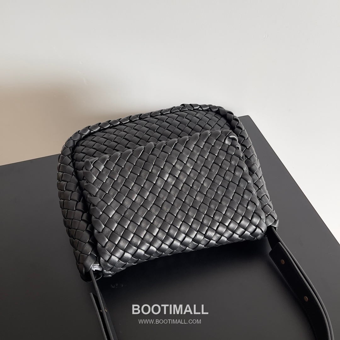 Bottega Veneta Small Cabat Intrecciato Woven Leather Shoulder Bag 보테가베네타 스몰 카바 인트레치아토 위빙 레더 숄더백 26cm 2