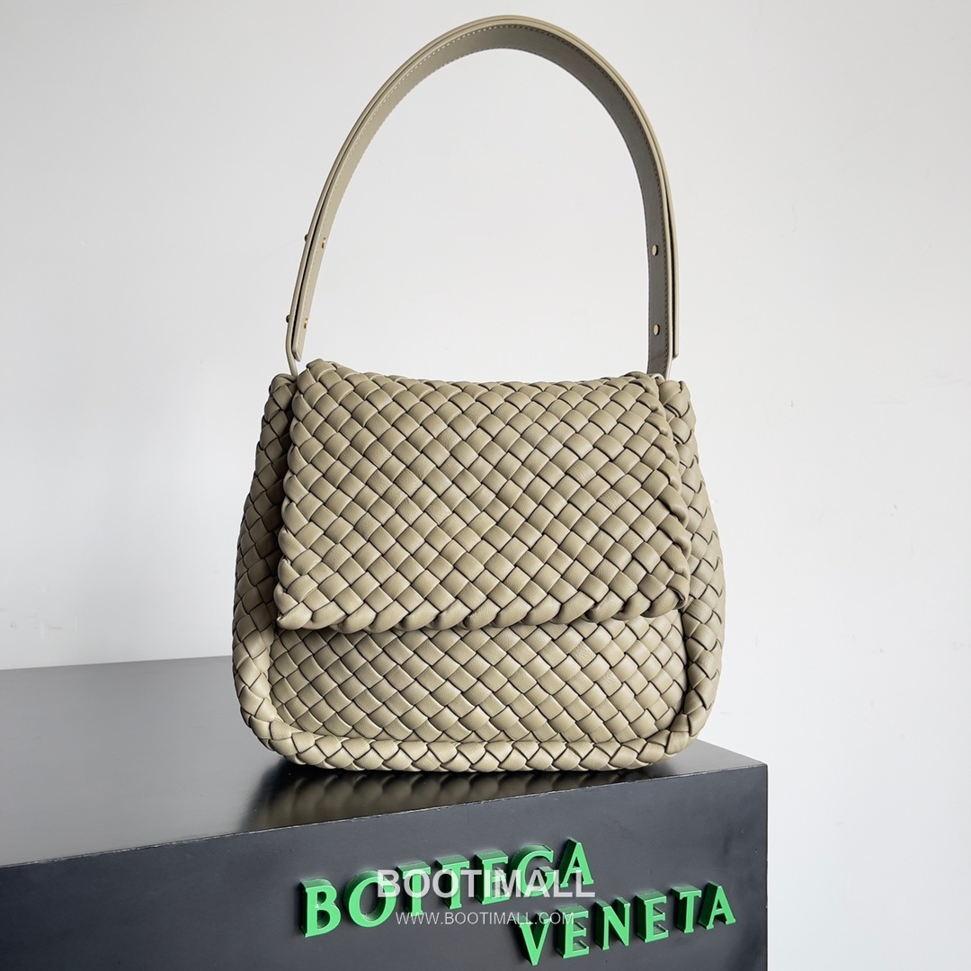 Bottega Veneta Small Cabat Intrecciato Woven Leather Shoulder Bag 보테가베네타 스몰 카바 인트레치아토 위빙 레더 숄더백 26cm 1