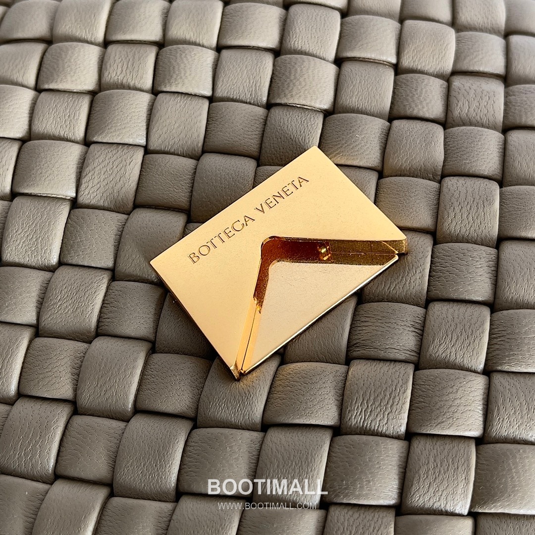 Bottega Veneta Small Cabat Intrecciato Woven Leather Shoulder Bag 보테가베네타 스몰 카바 인트레치아토 위빙 레더 숄더백 26cm 5