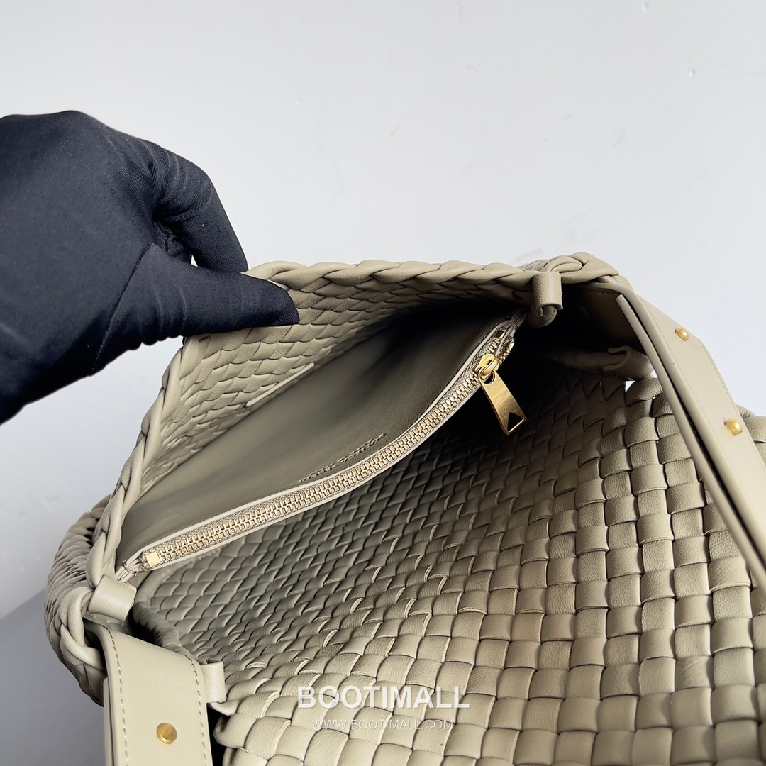 Bottega Veneta Small Cabat Intrecciato Woven Leather Shoulder Bag 보테가베네타 스몰 카바 인트레치아토 위빙 레더 숄더백 26cm 7