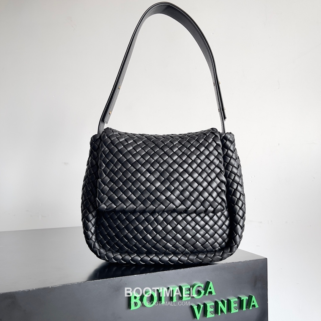 Bottega Veneta Small Cabat Intrecciato Woven Leather Shoulder Bag 보테가베네타 스몰 카바 인트레치아토 위빙 레더 숄더백 26cm 1