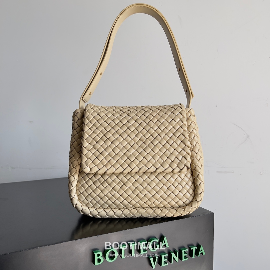 Bottega Veneta Small Cabat Intrecciato Woven Leather Shoulder Bag 보테가베네타 스몰 카바 인트레치아토 위빙 레더 숄더백 26cm 1