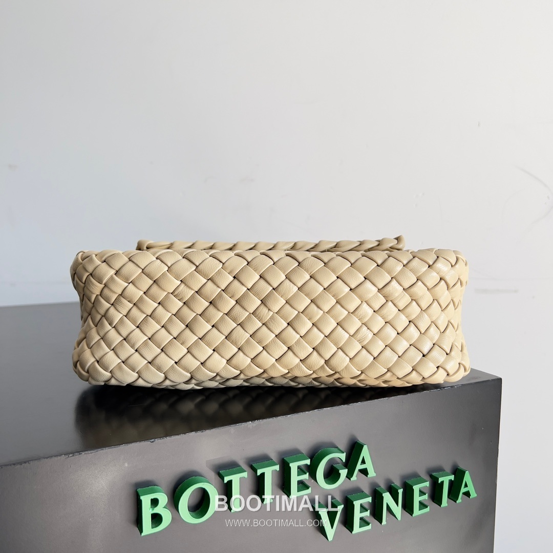 Bottega Veneta Small Cabat Intrecciato Woven Leather Shoulder Bag 보테가베네타 스몰 카바 인트레치아토 위빙 레더 숄더백 26cm 4