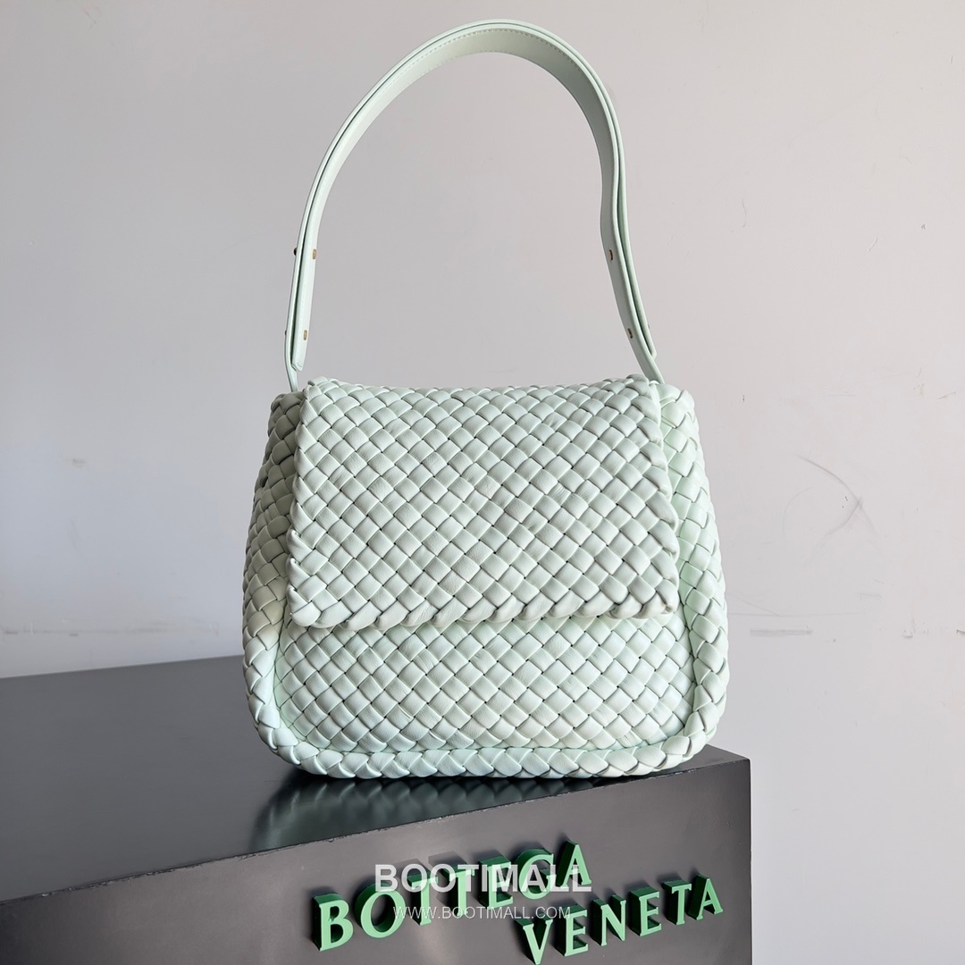 Bottega Veneta Small Cabat Intrecciato Woven Leather Shoulder Bag 보테가베네타 스몰 카바 인트레치아토 위빙 레더 숄더백 26cm 1