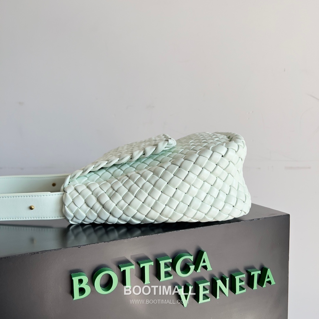 Bottega Veneta Small Cabat Intrecciato Woven Leather Shoulder Bag 보테가베네타 스몰 카바 인트레치아토 위빙 레더 숄더백 26cm 3