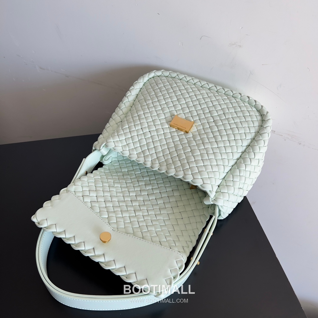 Bottega Veneta Small Cabat Intrecciato Woven Leather Shoulder Bag 보테가베네타 스몰 카바 인트레치아토 위빙 레더 숄더백 26cm 6