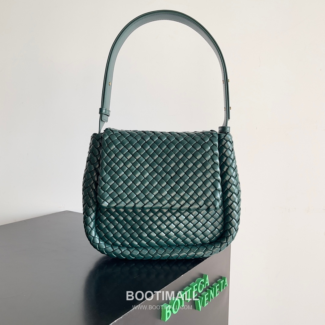 Bottega Veneta Small Cabat Intrecciato Woven Leather Shoulder Bag 보테가베네타 스몰 카바 인트레치아토 위빙 레더 숄더백 26cm 1