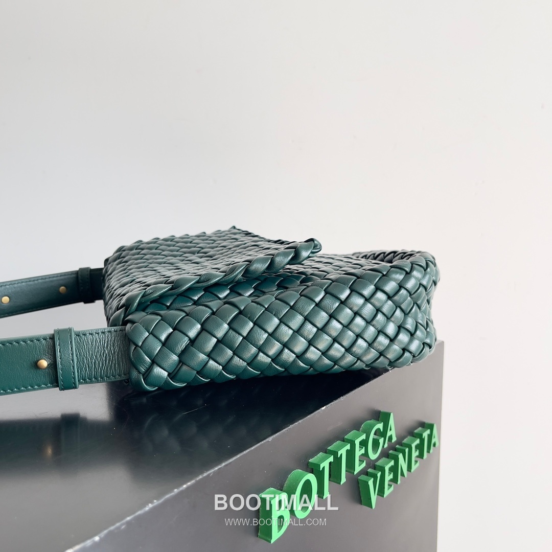 Bottega Veneta Small Cabat Intrecciato Woven Leather Shoulder Bag 보테가베네타 스몰 카바 인트레치아토 위빙 레더 숄더백 26cm 2