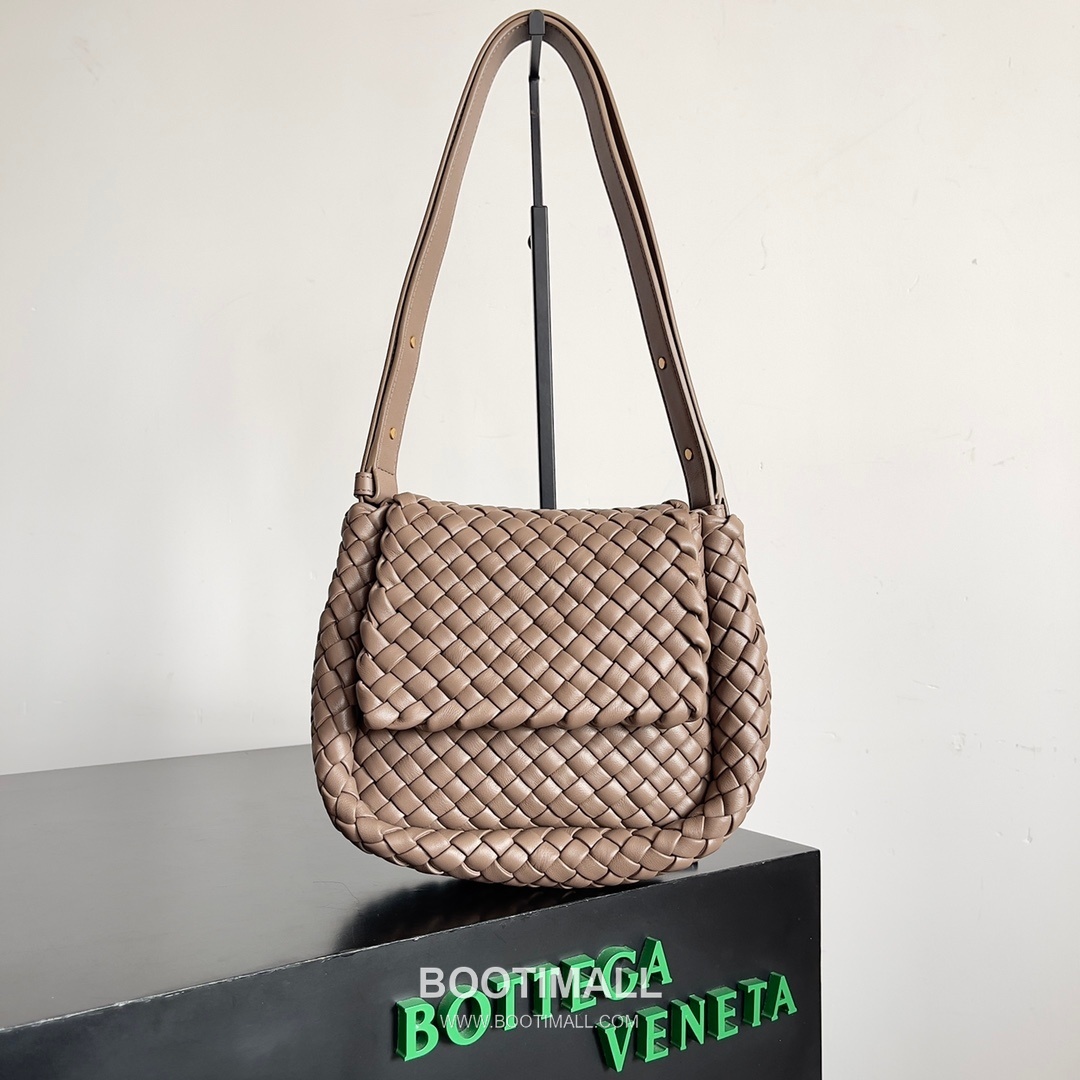 Bottega Veneta Mini Cobble Intrecciato Woven Leather Crossbody Bag 보테가베네타 미니 코블 인트레치아토 위빙 레더 크로스백 19cm 1