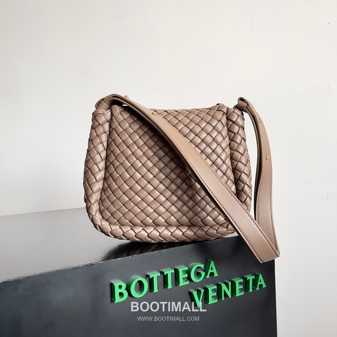 Bottega Veneta Mini Cobble Intrecciato Woven Leather Crossbody Bag 보테가베네타 미니 코블 인트레치아토 위빙 레더 크로스백 19cm 2