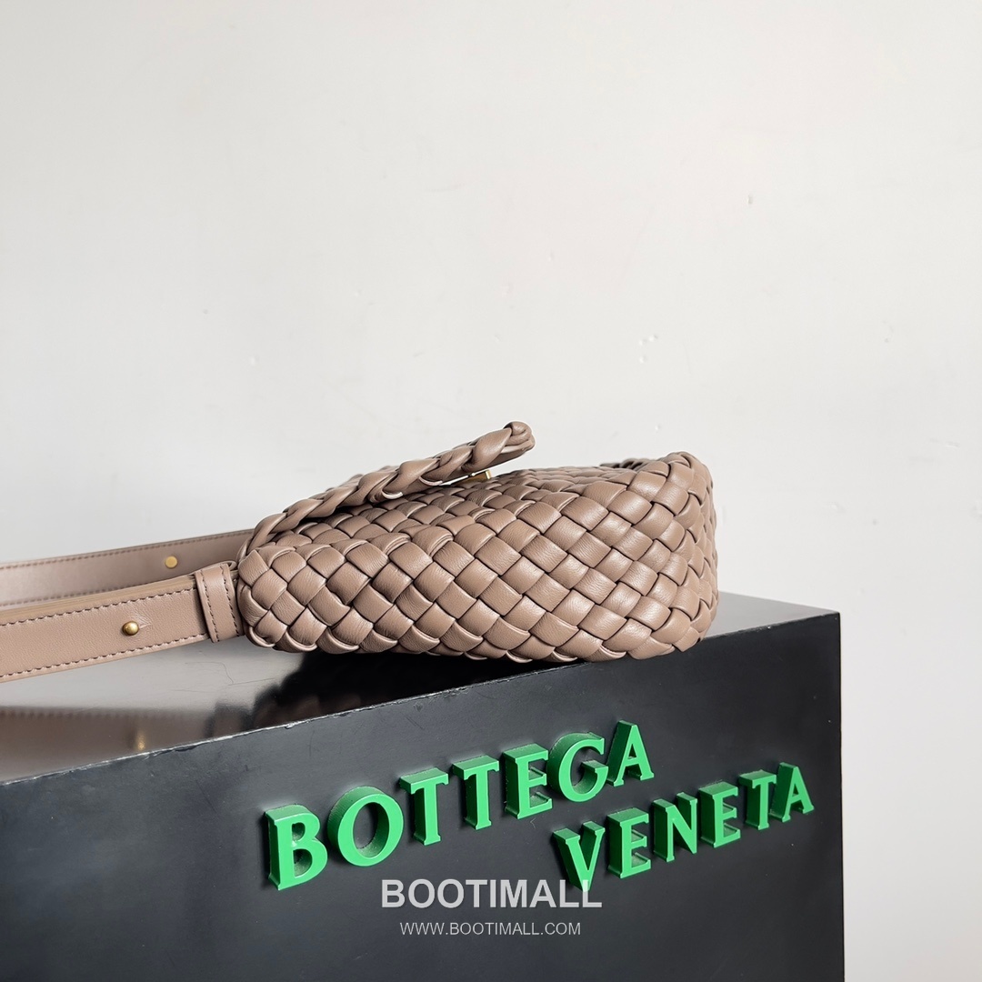 Bottega Veneta Mini Cobble Intrecciato Woven Leather Crossbody Bag 보테가베네타 미니 코블 인트레치아토 위빙 레더 크로스백 19cm 4