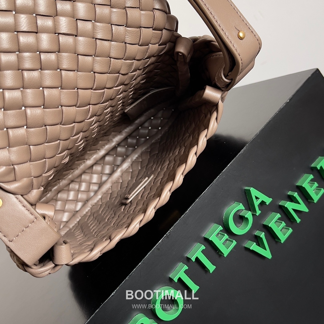 Bottega Veneta Mini Cobble Intrecciato Woven Leather Crossbody Bag 보테가베네타 미니 코블 인트레치아토 위빙 레더 크로스백 19cm 7