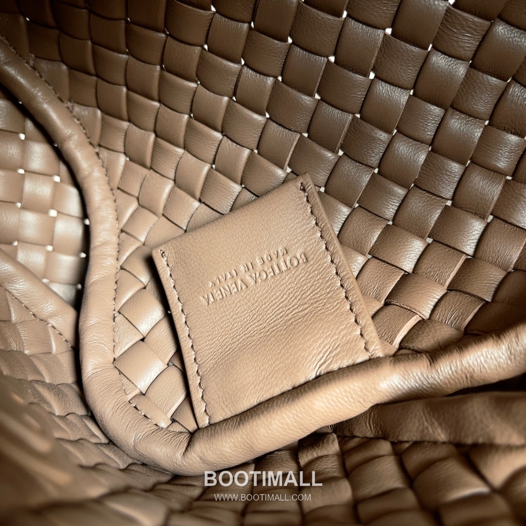 Bottega Veneta Mini Cobble Intrecciato Woven Leather Crossbody Bag 보테가베네타 미니 코블 인트레치아토 위빙 레더 크로스백 19cm 8