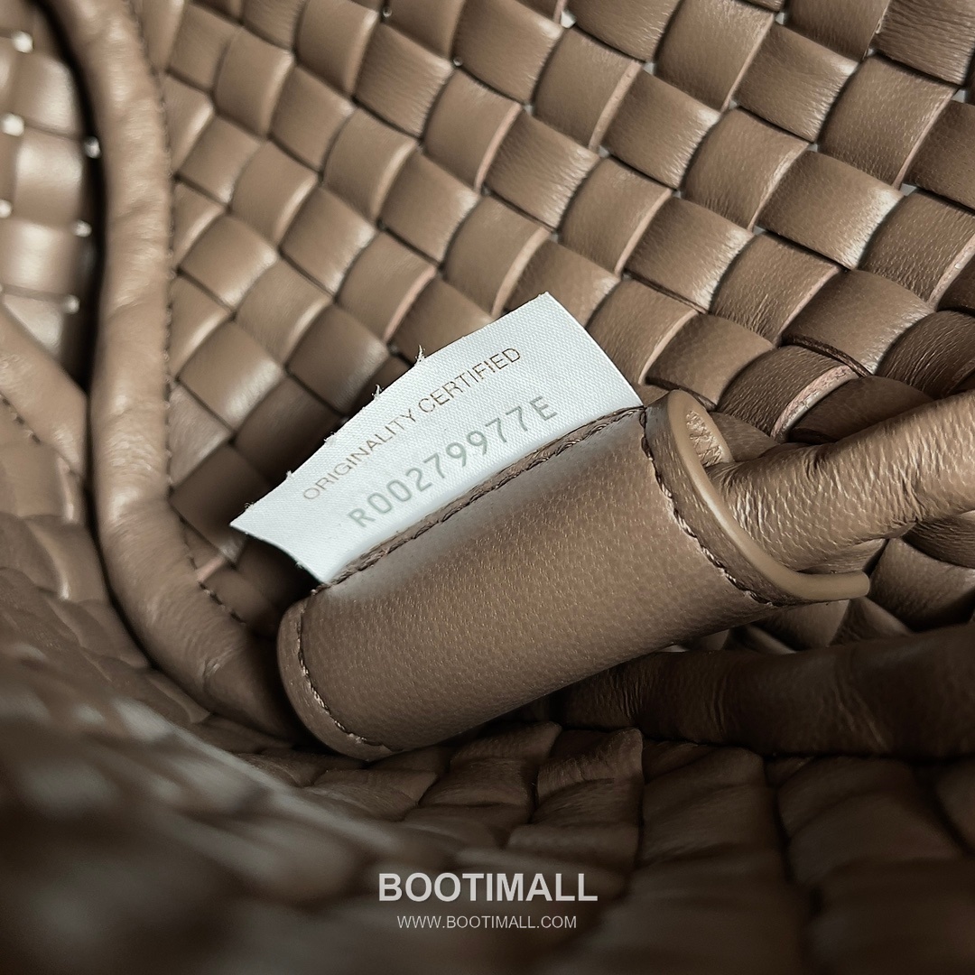 Bottega Veneta Mini Cobble Intrecciato Woven Leather Crossbody Bag 보테가베네타 미니 코블 인트레치아토 위빙 레더 크로스백 19cm 9