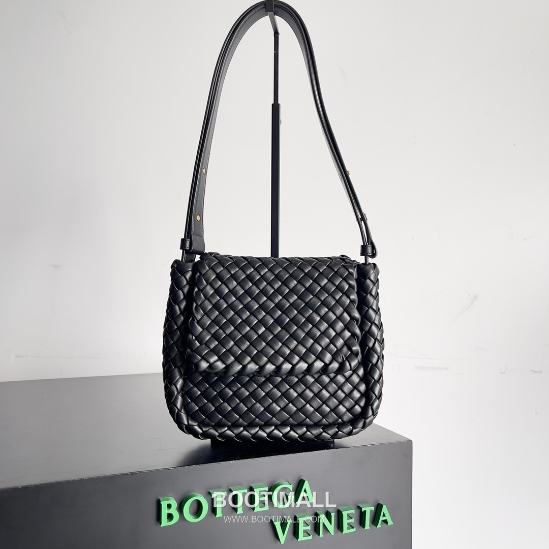 Bottega Veneta Mini Cobble Intrecciato Woven Leather Crossbody Bag 보테가베네타 미니 코블 인트레치아토 위빙 레더 크로스백 19cm 1