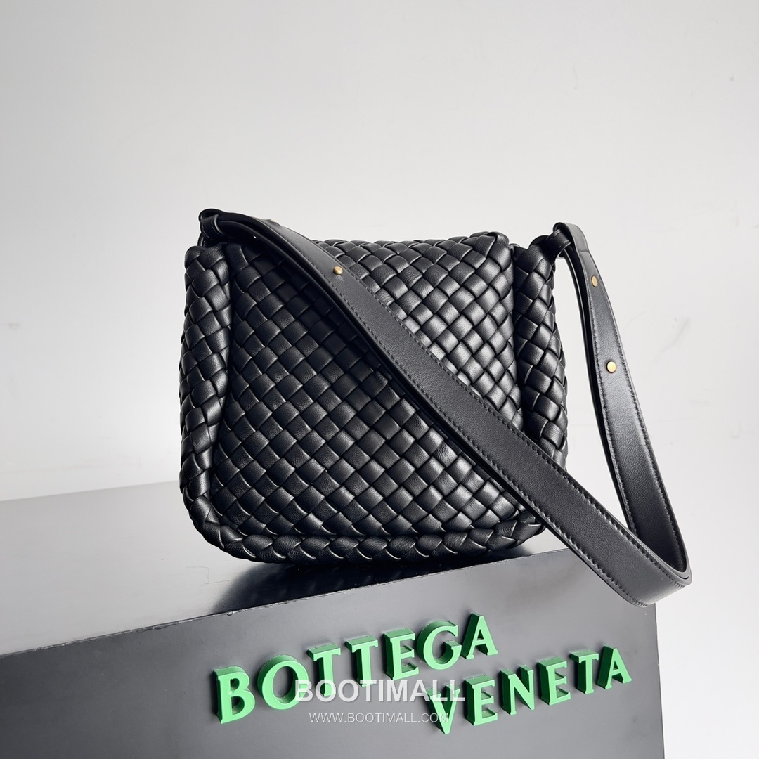 Bottega Veneta Mini Cobble Intrecciato Woven Leather Crossbody Bag 보테가베네타 미니 코블 인트레치아토 위빙 레더 크로스백 19cm 2