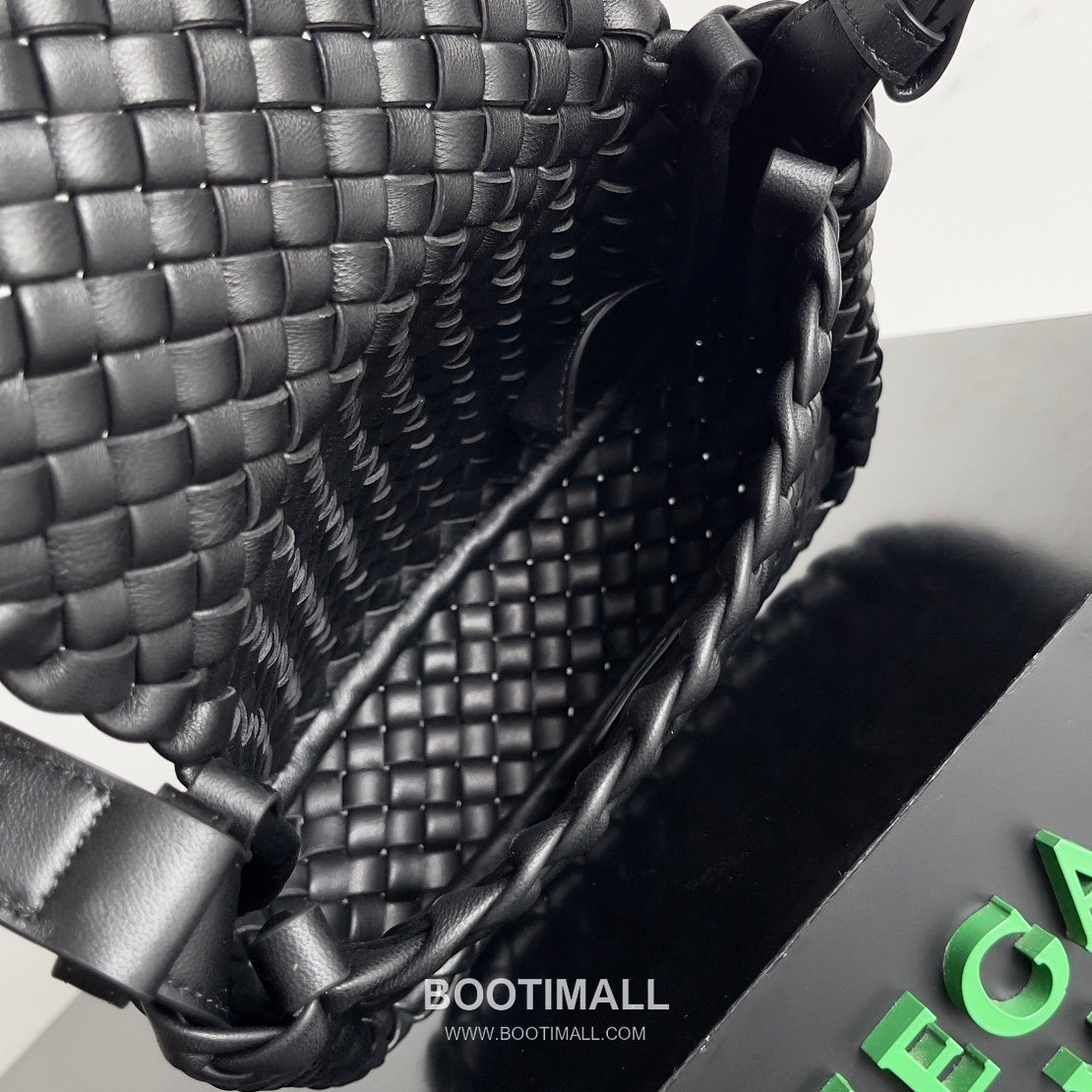 Bottega Veneta Mini Cobble Intrecciato Woven Leather Crossbody Bag 보테가베네타 미니 코블 인트레치아토 위빙 레더 크로스백 19cm 7