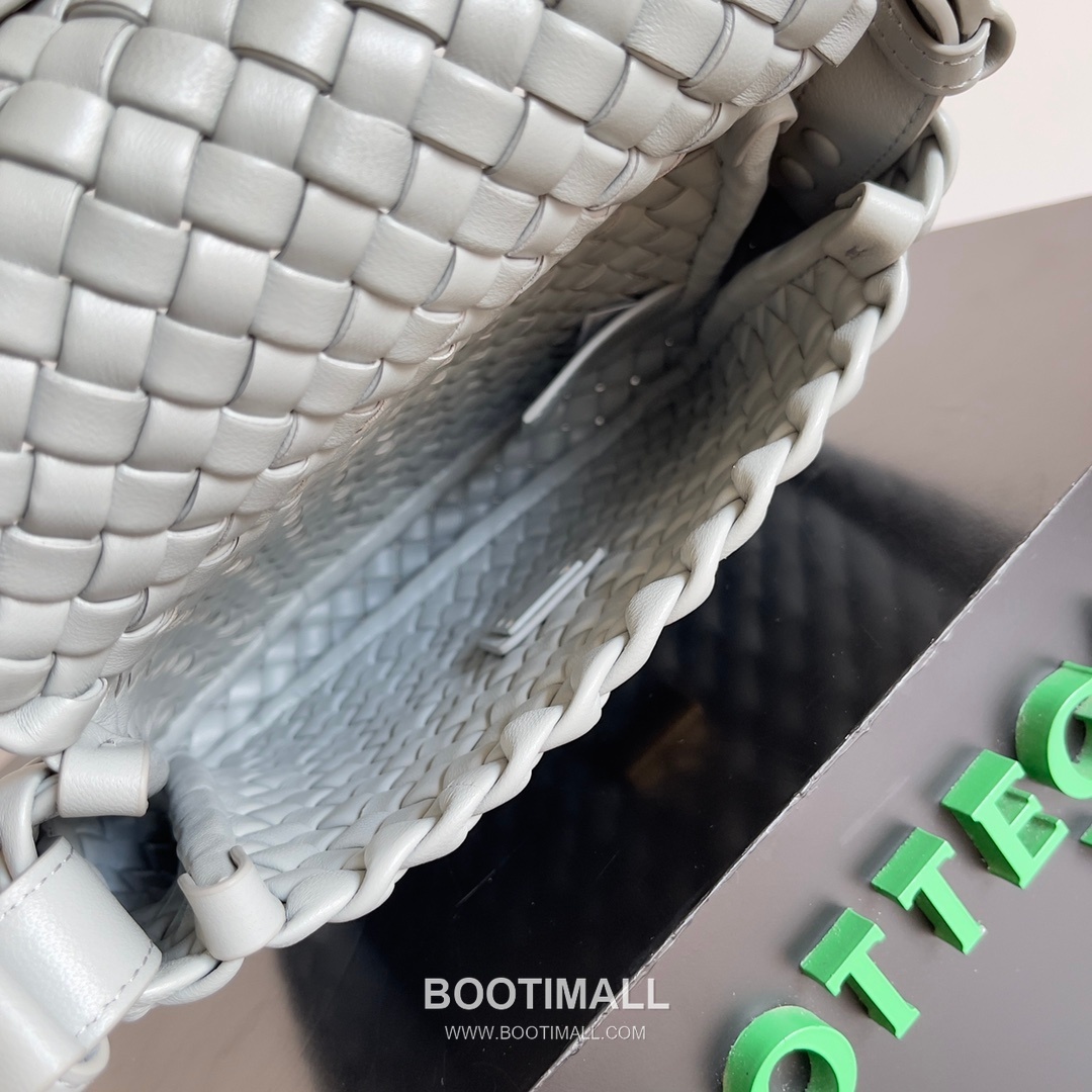 Bottega Veneta Mini Cobble Intrecciato Woven Leather Crossbody Bag 보테가베네타 미니 코블 인트레치아토 위빙 레더 크로스백 19cm 7