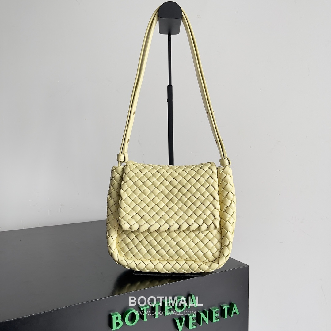 Bottega Veneta Mini Cobble Intrecciato Woven Leather Crossbody Bag 보테가베네타 미니 코블 인트레치아토 위빙 레더 크로스백 19cm 1