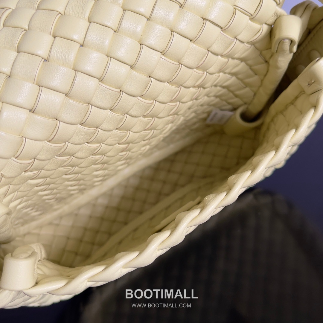 Bottega Veneta Mini Cobble Intrecciato Woven Leather Crossbody Bag 보테가베네타 미니 코블 인트레치아토 위빙 레더 크로스백 19cm 7