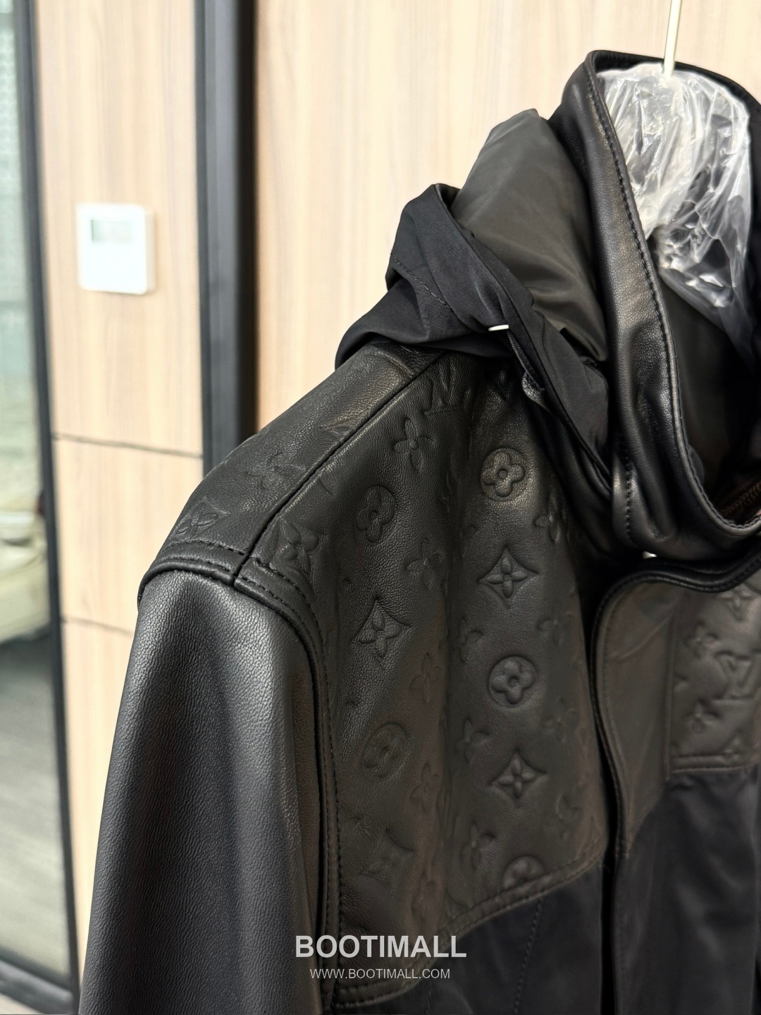 Louis Vuitton Monogram Embossed Mixed Leather Windbreaker Jacket 루이비통 모노그램 엠보싱 믹스드 레더 윈드브레이커 재킷 17