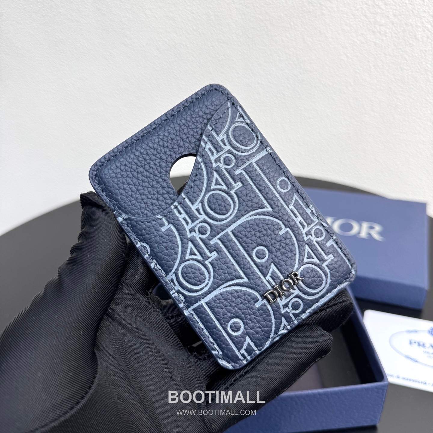 Dior Saddle Magnetic Card Holder Dior Gravity Embossed Calfskin 디올 새들 마그네틱 카드홀더 그라비티 엠보스 카프스킨 9.5cm 1
