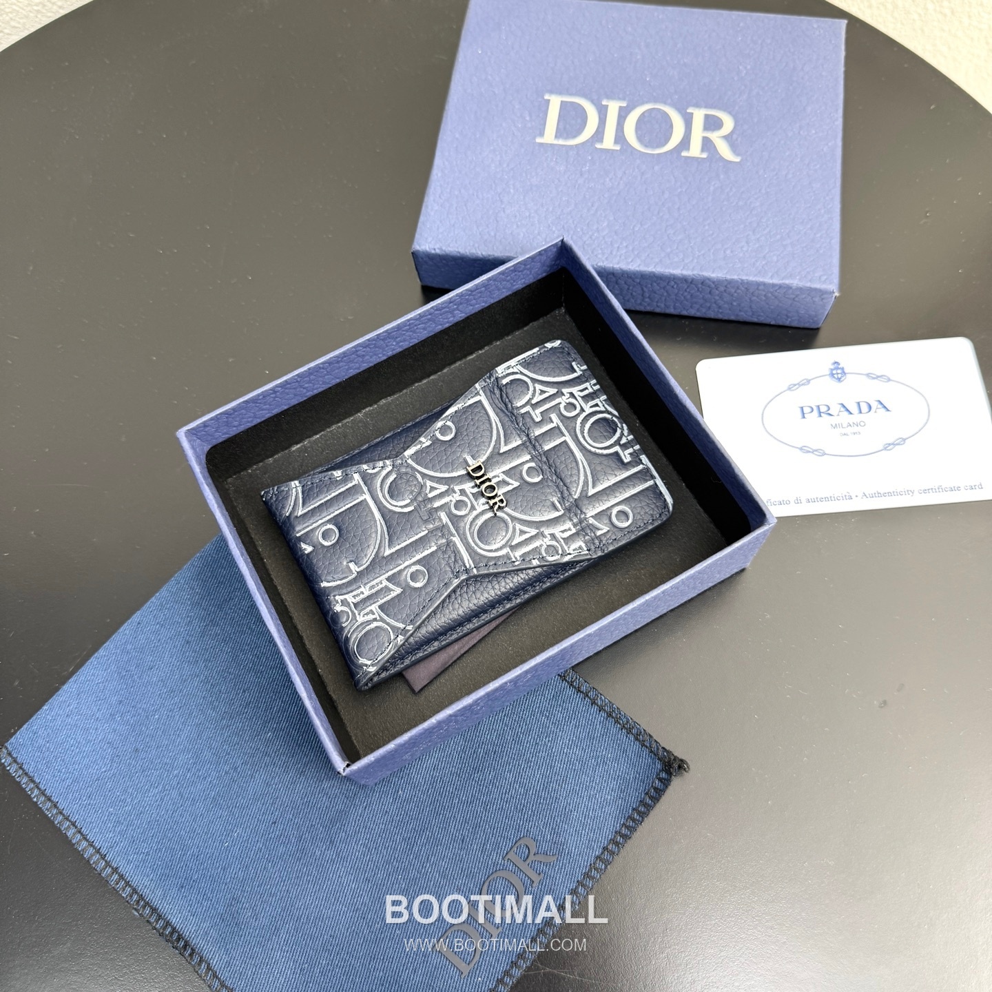 Dior Saddle Magnetic Card Holder Dior Gravity Embossed Calfskin 디올 새들 마그네틱 카드홀더 그라비티 엠보스 카프스킨 9.5cm 9