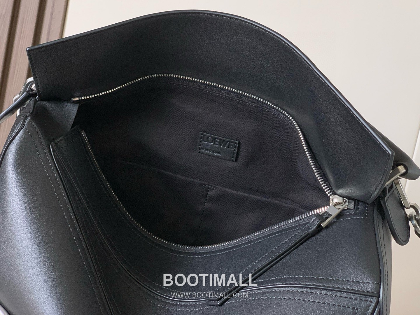 Loewe Puzzle Biker Large Shiny Calfskin Black Handbag 로에베 퍼즐 바이커 라지 652566115 샤이니 카프스킨 블랙 핸드백 33cm 16