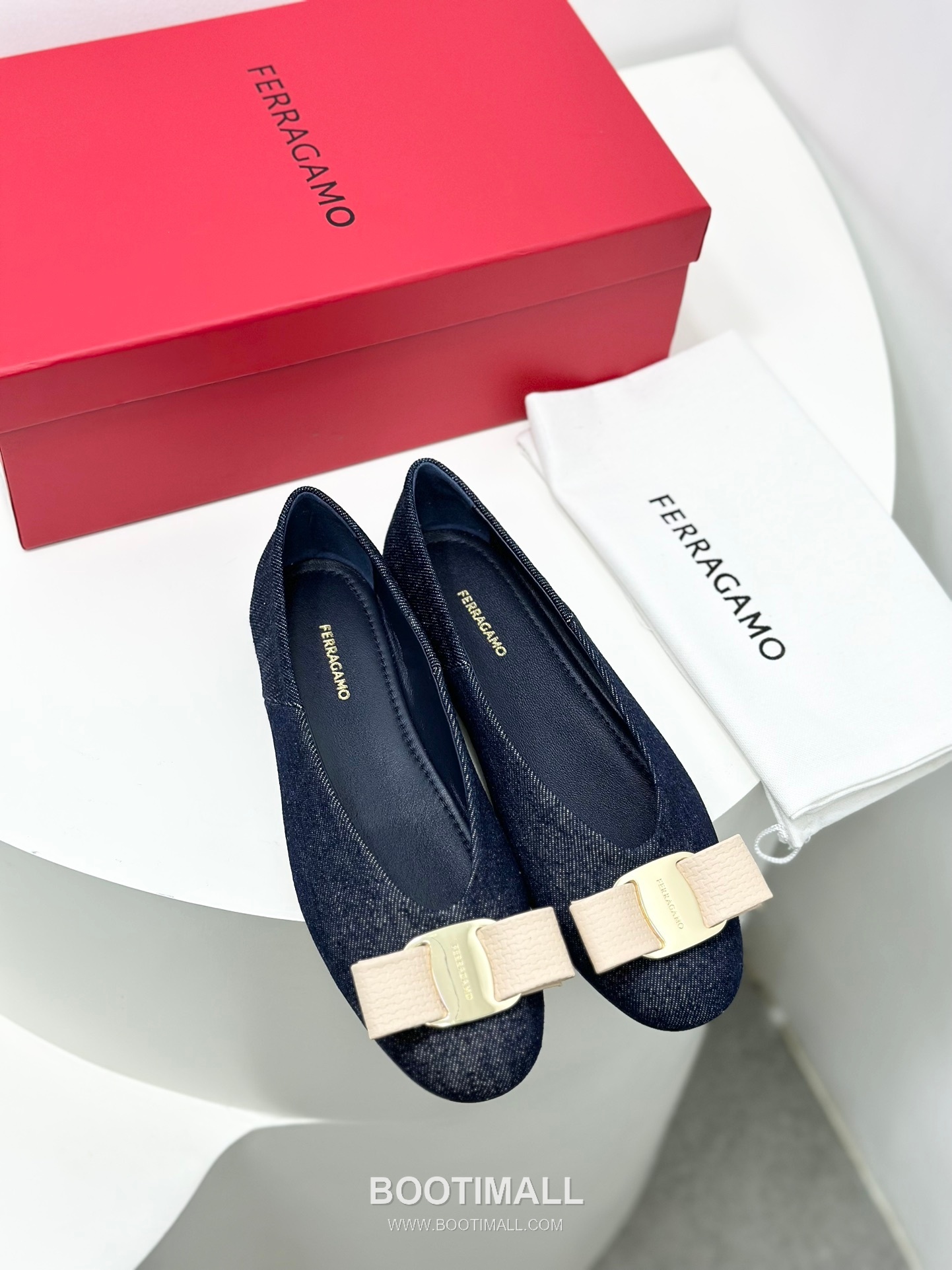 Salvatore Ferragamo Vara Bow Nappa Leather Ballet Flats 살바토레 페라가모 바라 리본 나파 레더 발레리나 플랫 504845 3cm
Salvatore Ferragamo Gancini Patent Leather Ballet Flats 살바토레 페라가모 간치니 페이턴트 레더 발레리나 플랫 454039 2cm 1