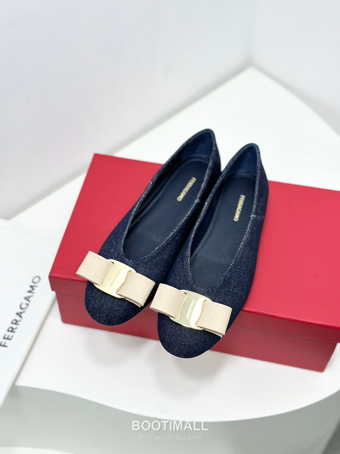 Salvatore Ferragamo Vara Bow Nappa Leather Ballet Flats 살바토레 페라가모 바라 리본 나파 레더 발레리나 플랫 504845 3cm
Salvatore Ferragamo Gancini Patent Leather Ballet Flats 살바토레 페라가모 간치니 페이턴트 레더 발레리나 플랫 454039 2cm 2