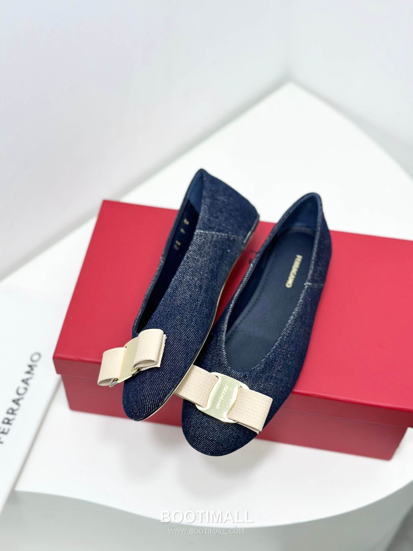 Salvatore Ferragamo Vara Bow Nappa Leather Ballet Flats 살바토레 페라가모 바라 리본 나파 레더 발레리나 플랫 504845 3cm
Salvatore Ferragamo Gancini Patent Leather Ballet Flats 살바토레 페라가모 간치니 페이턴트 레더 발레리나 플랫 454039 2cm 3