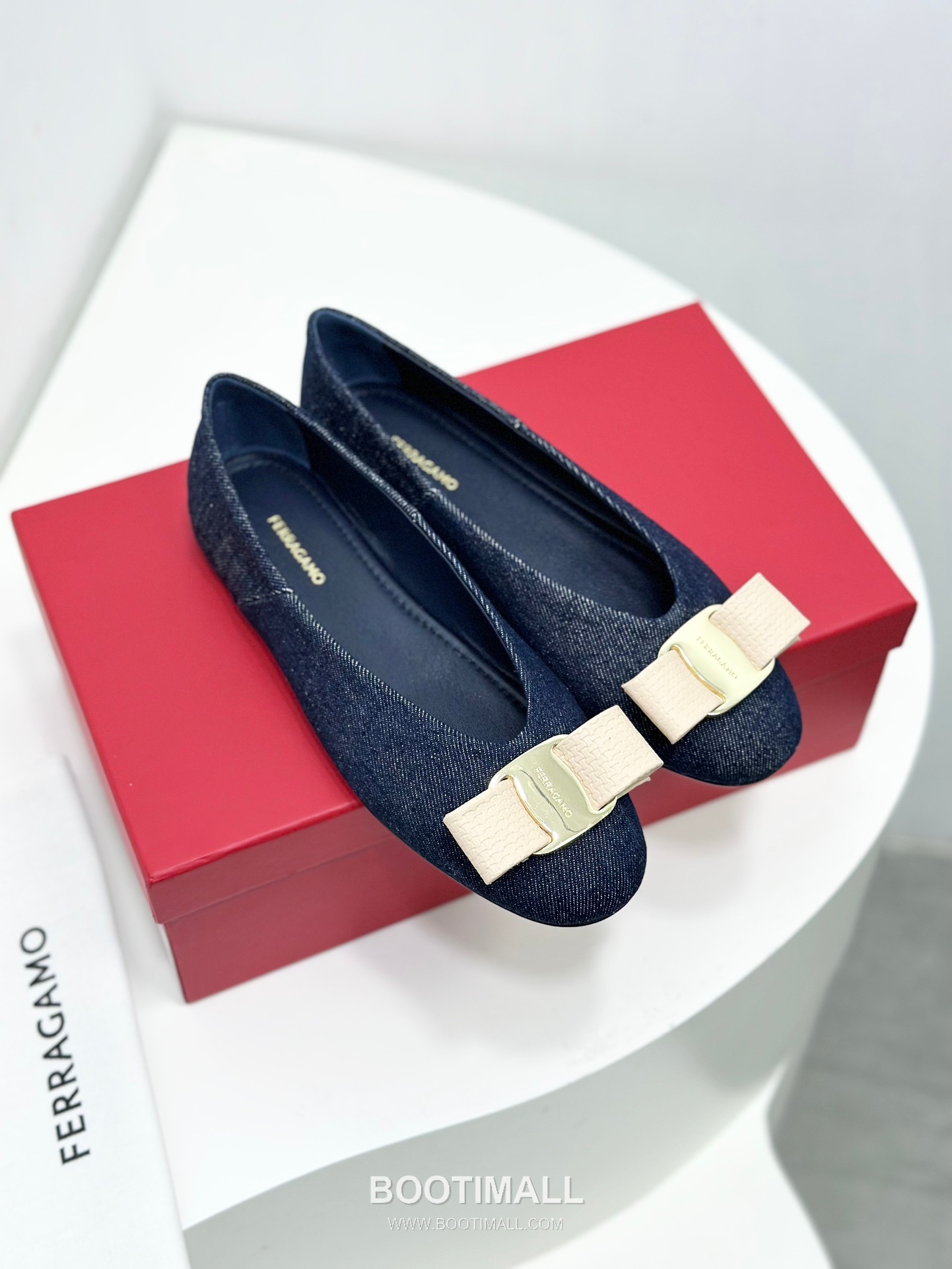 Salvatore Ferragamo Vara Bow Nappa Leather Ballet Flats 살바토레 페라가모 바라 리본 나파 레더 발레리나 플랫 504845 3cm
Salvatore Ferragamo Gancini Patent Leather Ballet Flats 살바토레 페라가모 간치니 페이턴트 레더 발레리나 플랫 454039 2cm 4