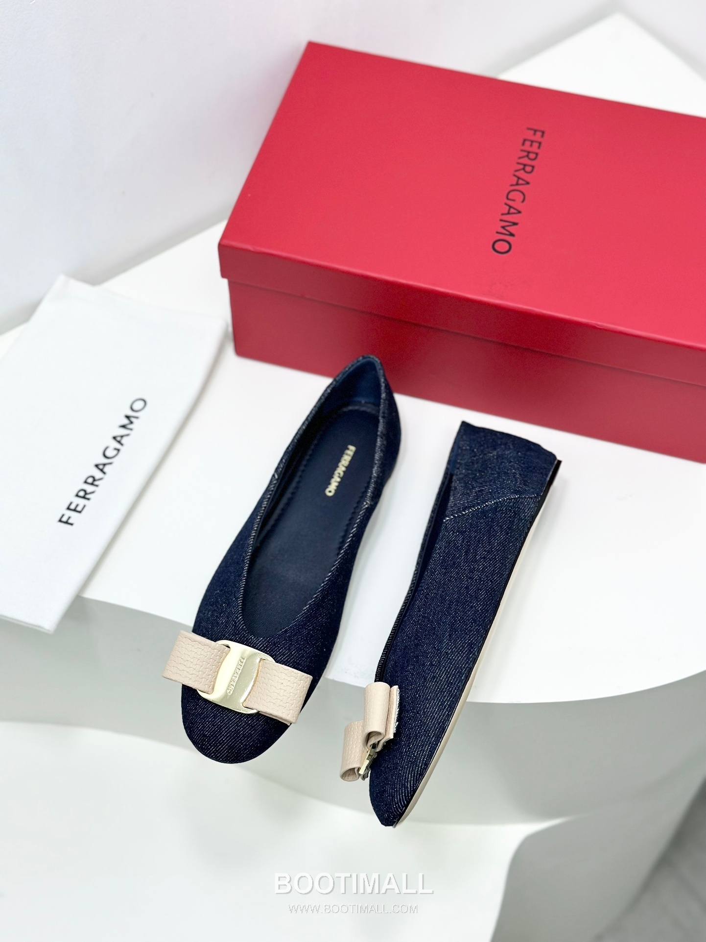 Salvatore Ferragamo Vara Bow Nappa Leather Ballet Flats 살바토레 페라가모 바라 리본 나파 레더 발레리나 플랫 504845 3cm
Salvatore Ferragamo Gancini Patent Leather Ballet Flats 살바토레 페라가모 간치니 페이턴트 레더 발레리나 플랫 454039 2cm 5