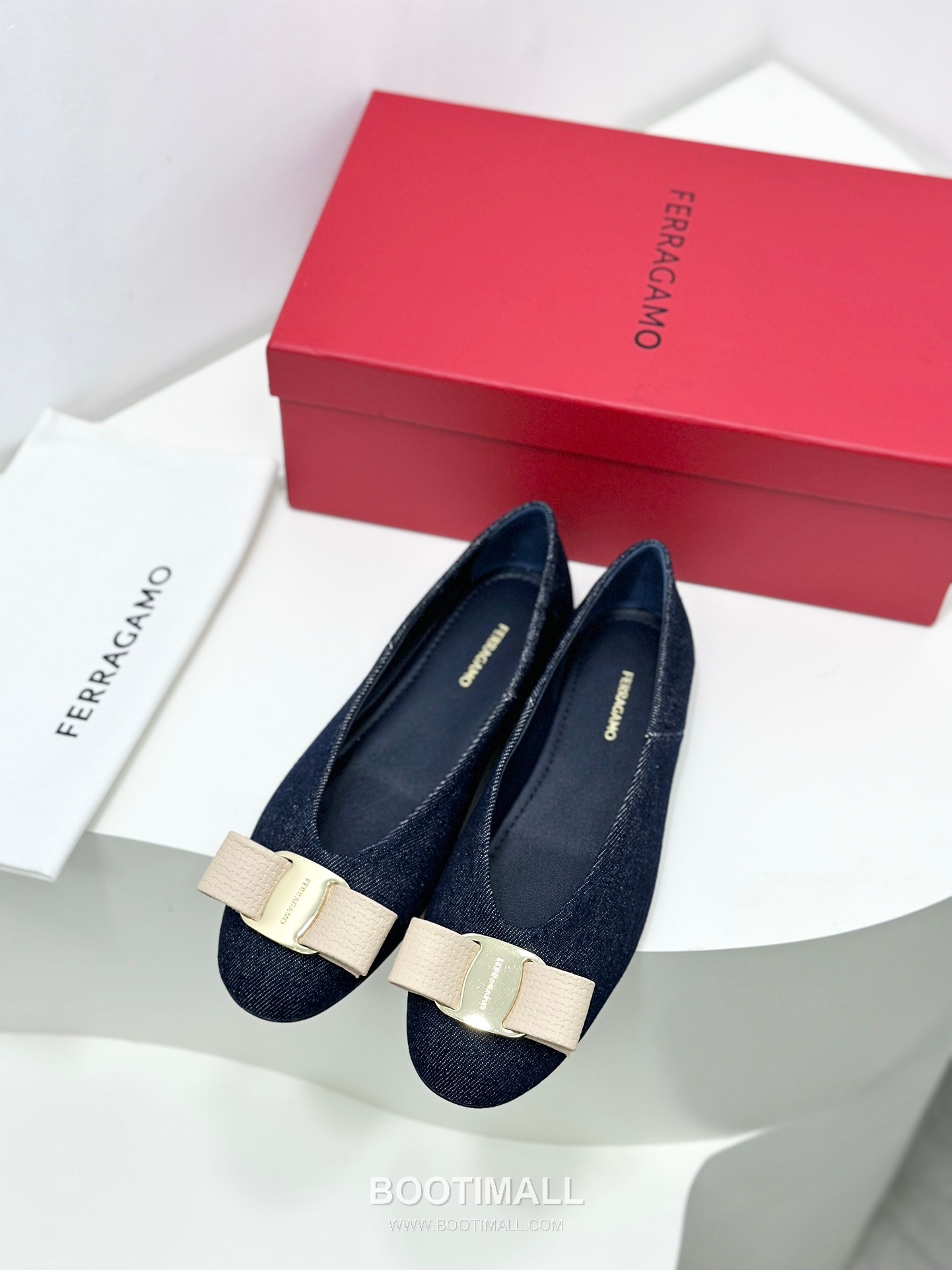 Salvatore Ferragamo Vara Bow Nappa Leather Ballet Flats 살바토레 페라가모 바라 리본 나파 레더 발레리나 플랫 504845 3cm
Salvatore Ferragamo Gancini Patent Leather Ballet Flats 살바토레 페라가모 간치니 페이턴트 레더 발레리나 플랫 454039 2cm 6