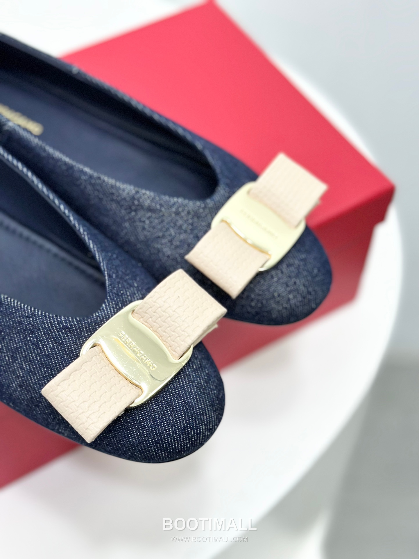 Salvatore Ferragamo Vara Bow Nappa Leather Ballet Flats 살바토레 페라가모 바라 리본 나파 레더 발레리나 플랫 504845 3cm
Salvatore Ferragamo Gancini Patent Leather Ballet Flats 살바토레 페라가모 간치니 페이턴트 레더 발레리나 플랫 454039 2cm 7