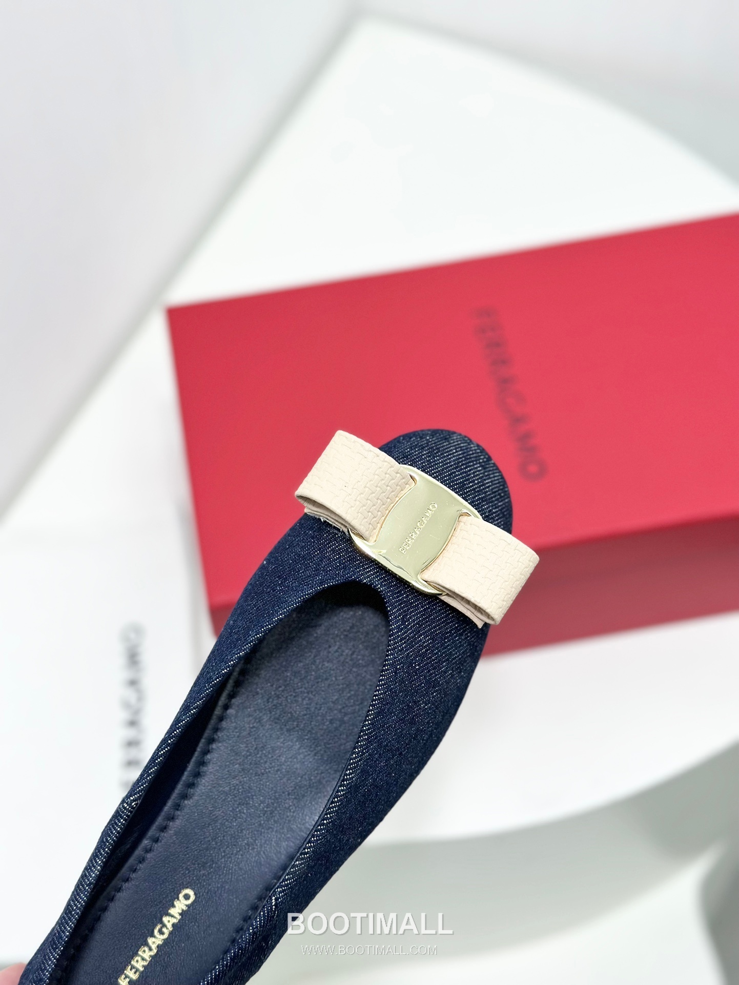 Salvatore Ferragamo Vara Bow Nappa Leather Ballet Flats 살바토레 페라가모 바라 리본 나파 레더 발레리나 플랫 504845 3cm
Salvatore Ferragamo Gancini Patent Leather Ballet Flats 살바토레 페라가모 간치니 페이턴트 레더 발레리나 플랫 454039 2cm 8