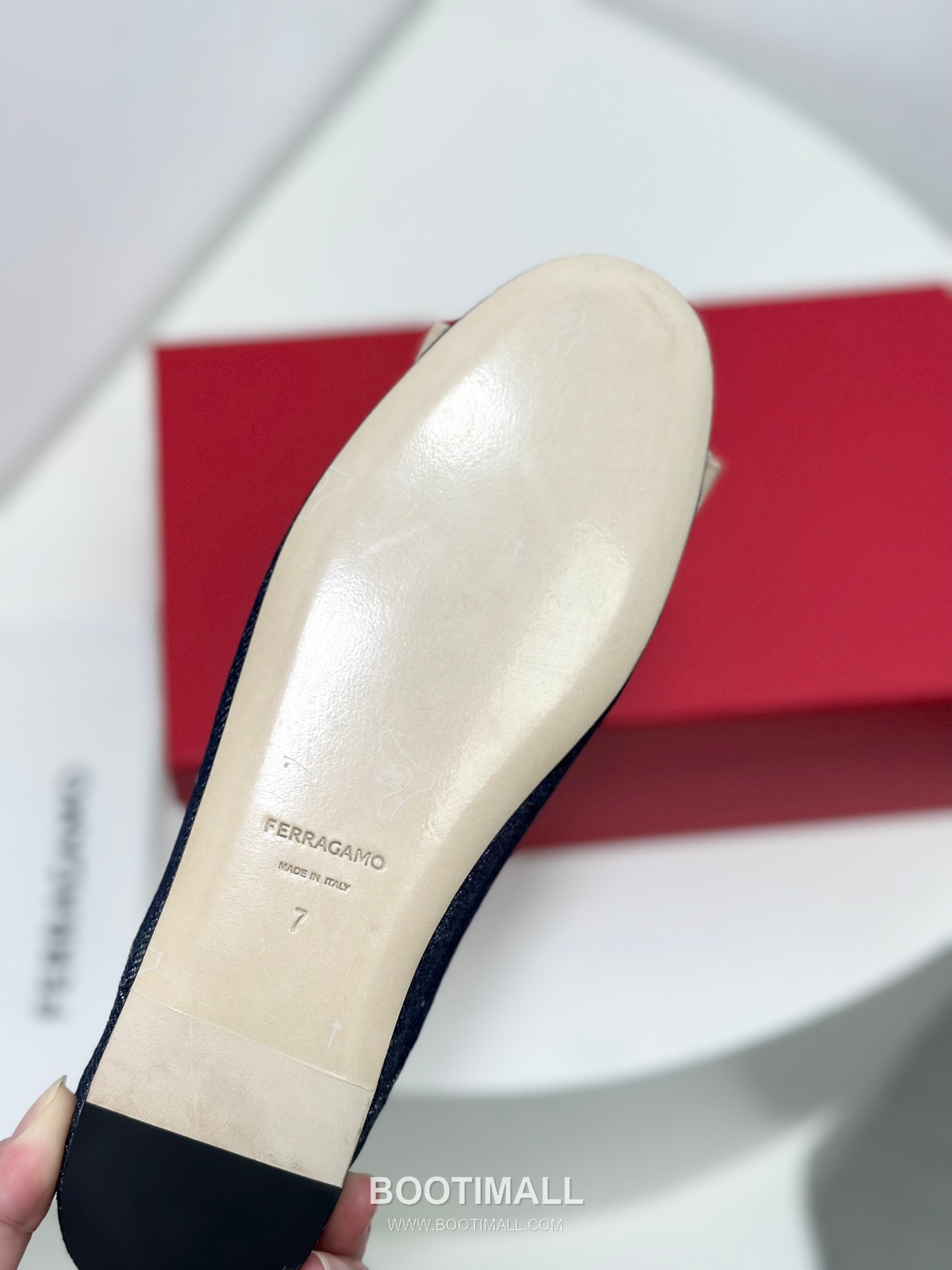 Salvatore Ferragamo Vara Bow Nappa Leather Ballet Flats 살바토레 페라가모 바라 리본 나파 레더 발레리나 플랫 504845 3cm
Salvatore Ferragamo Gancini Patent Leather Ballet Flats 살바토레 페라가모 간치니 페이턴트 레더 발레리나 플랫 454039 2cm 9