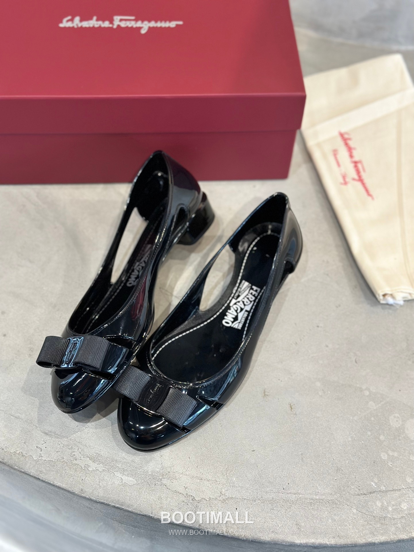 Salvatore Ferragamo Vara Bow PVC Jelly Flats 살바토레 페라가모 바라 리본 PVC 젤리 플랫 282624 2cm 7