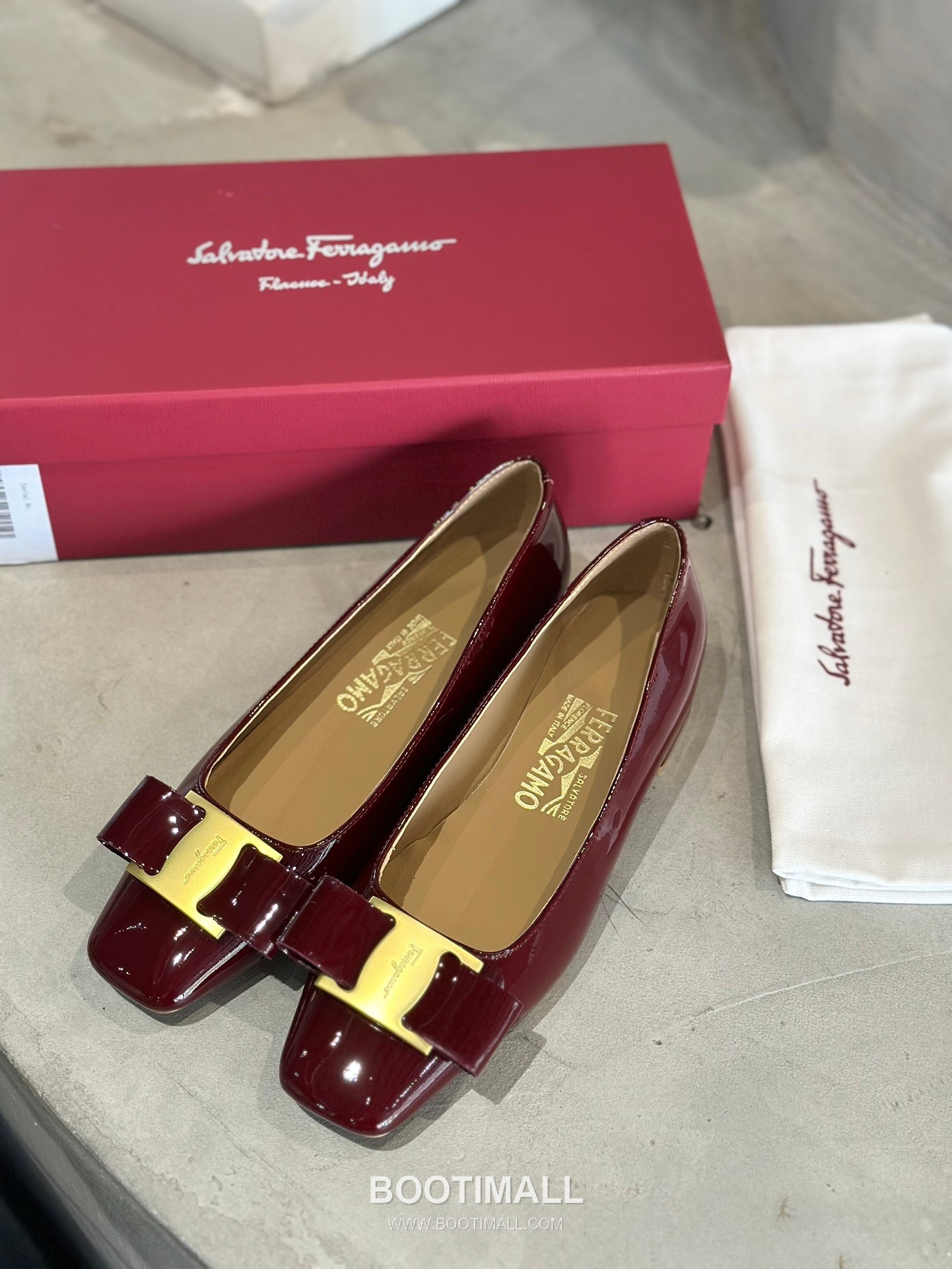 Salvatore Ferragamo Vara Bow Patent Leather Square Toe Pumps 살바토레 페라가모 바라 리본 페이턴트 레더 스퀘어 토 펌프스 504845 4.5cm 1
