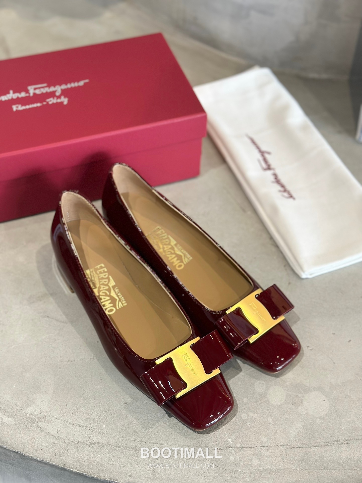 Salvatore Ferragamo Vara Bow Patent Leather Square Toe Pumps 살바토레 페라가모 바라 리본 페이턴트 레더 스퀘어 토 펌프스 504845 4.5cm 2