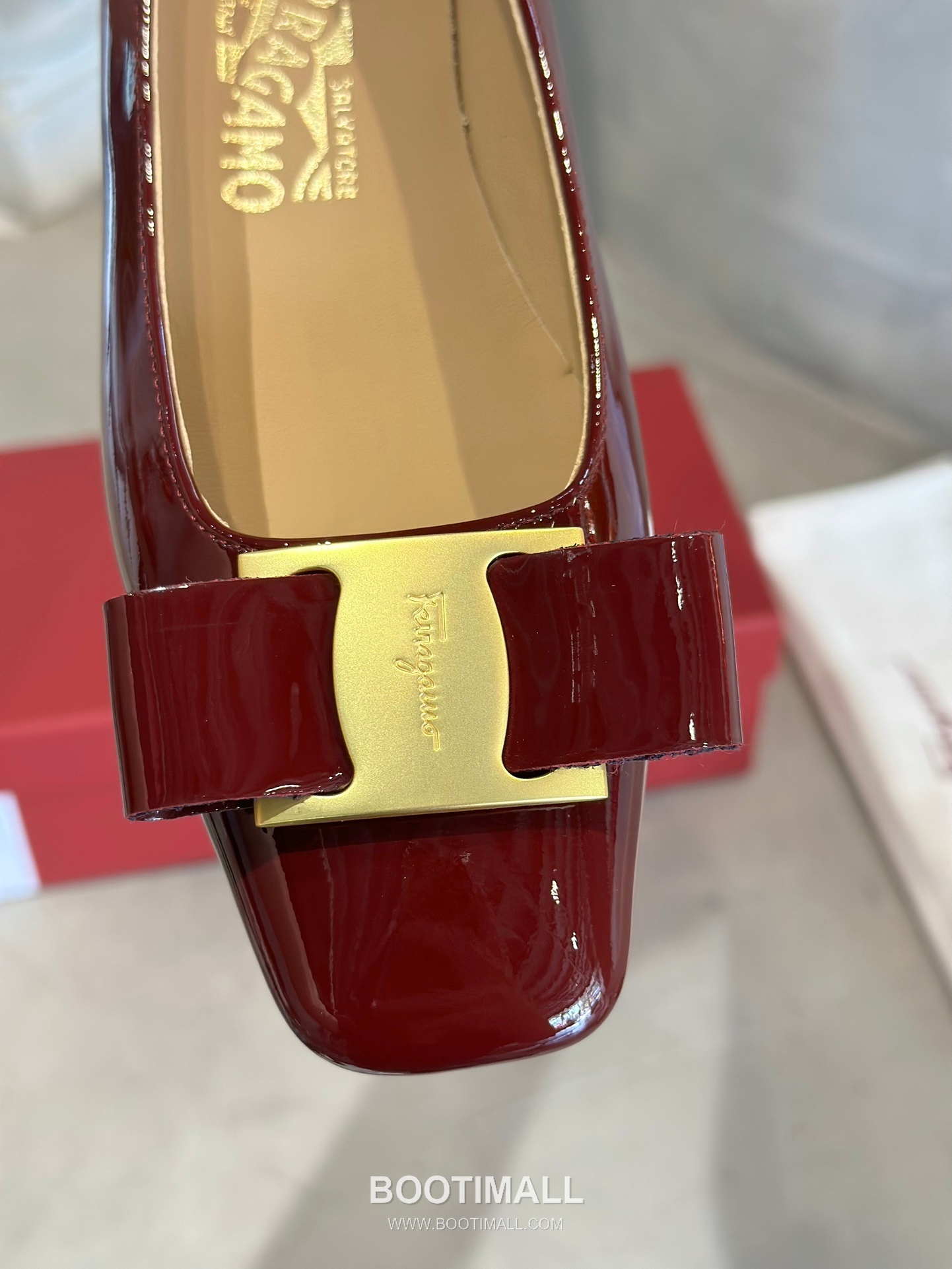 Salvatore Ferragamo Vara Bow Patent Leather Square Toe Pumps 살바토레 페라가모 바라 리본 페이턴트 레더 스퀘어 토 펌프스 504845 4.5cm 3